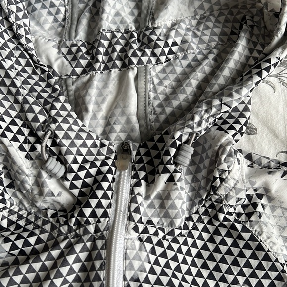 Nike Running Printed Distance Floral Light Jacket - Picture 8 of 14